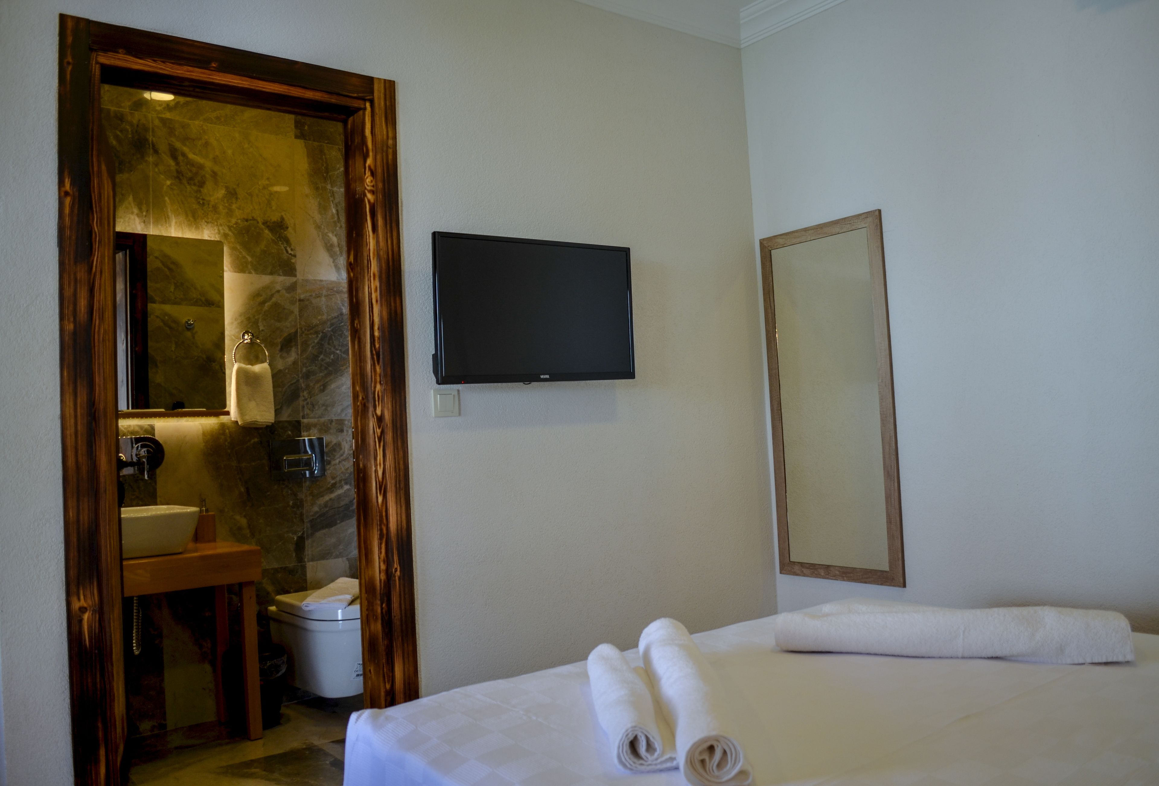 standard double room | premium bedding, in-room safe, desk, free wifi