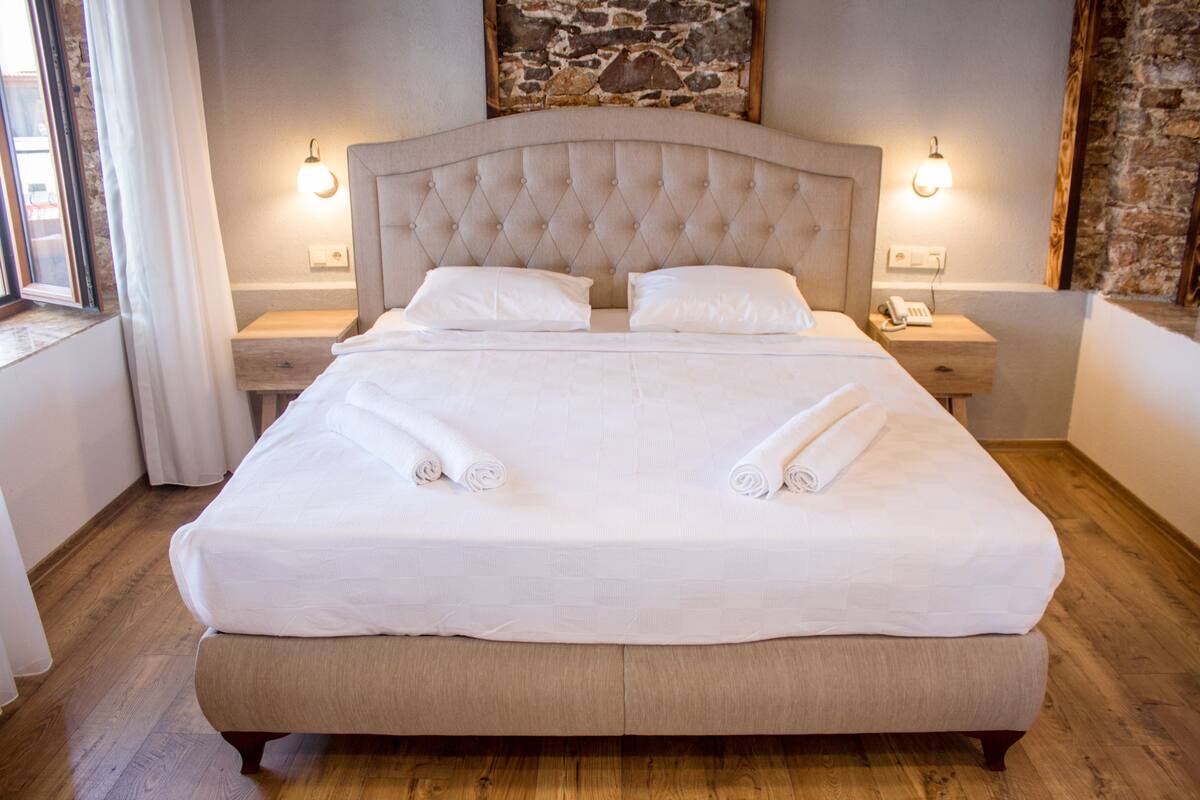 suite, sea view | premium bedding, in-room safe, desk, free wifi