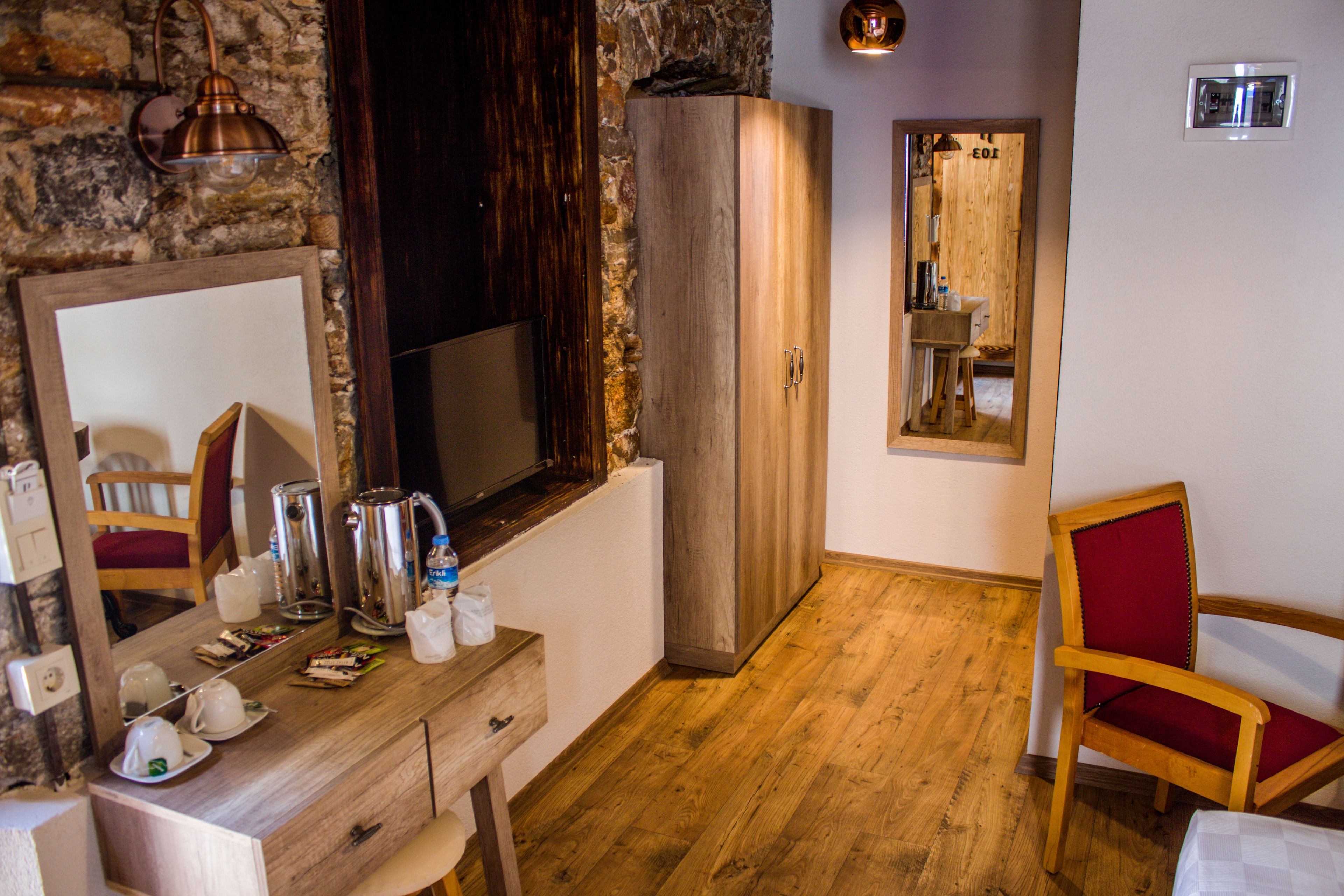 deluxe double room | living area | flat-screen tv