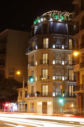 Fassade der Unterkunft – Abend/Nacht