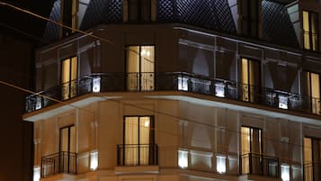 Bagian depan properti - sore/malam