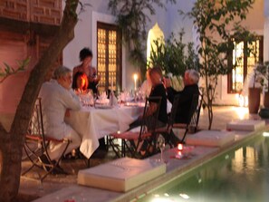 Outdoor dining - Riad Le Rihani (Marrakech)