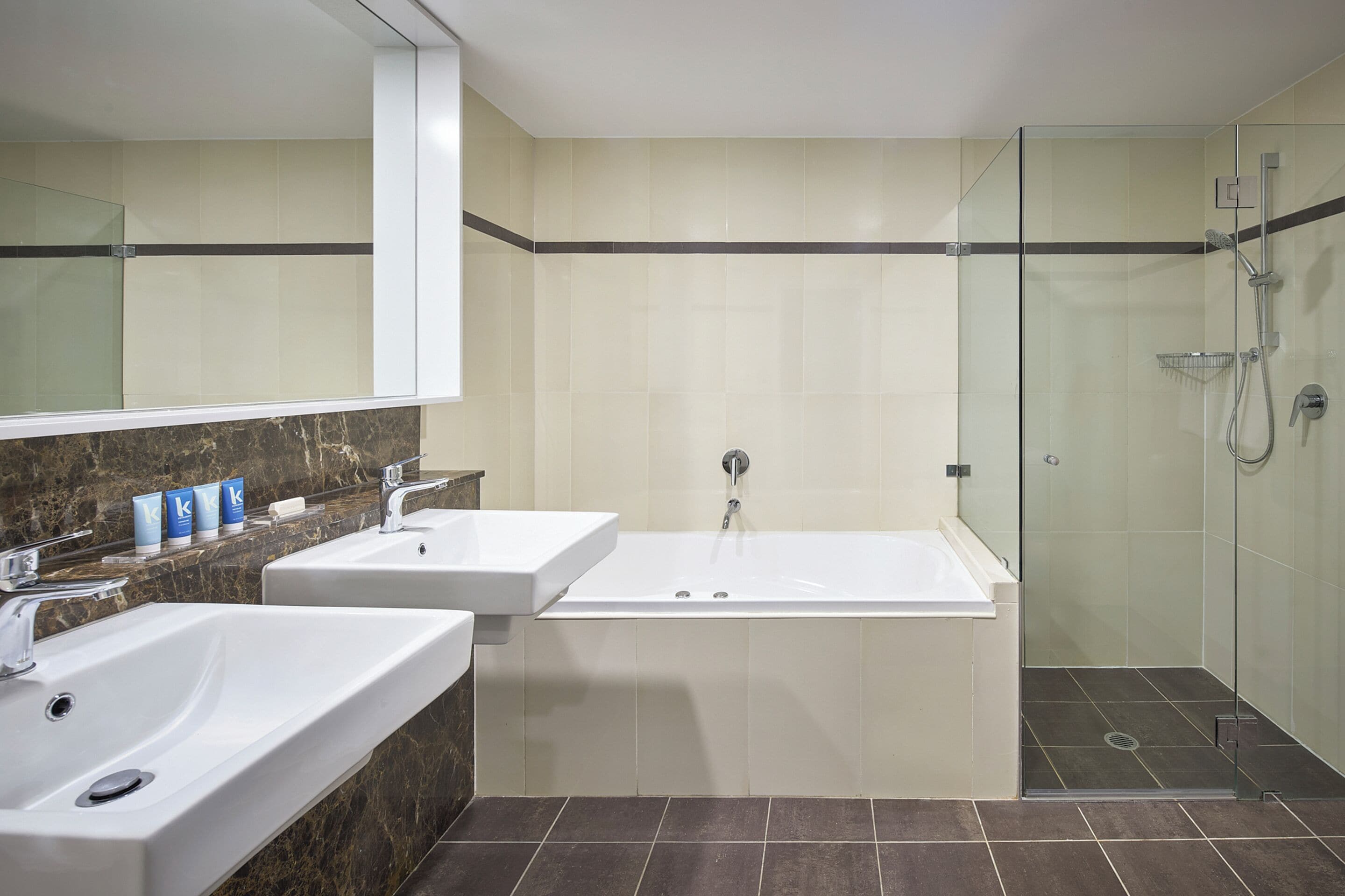 3 Bedroom Corner Suite | Bathroom | Separate bathtub and shower, free toiletries, hair dryer, towels
