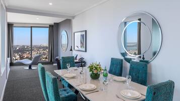 3 Bedroom Corner Suite | Dining room