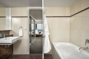 3 Bedroom Suite | Bathroom - Meriton Suites World Tower, Sydney (Sydney)