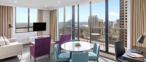 2 Bedroom Luxe Suite | Ruang tamu | TV skrin rata