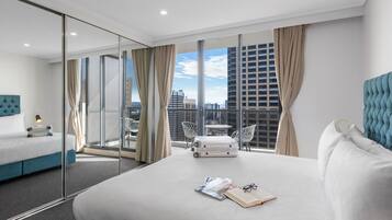 Ropa de cama de alta calidad y caja de seguridad en la habitación