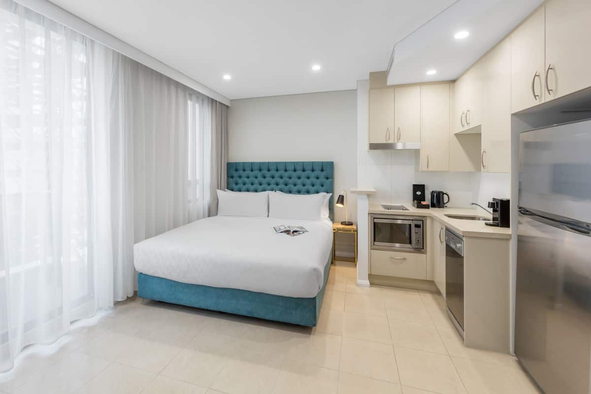 Ropa de cama de alta calidad y caja de seguridad en la habitación