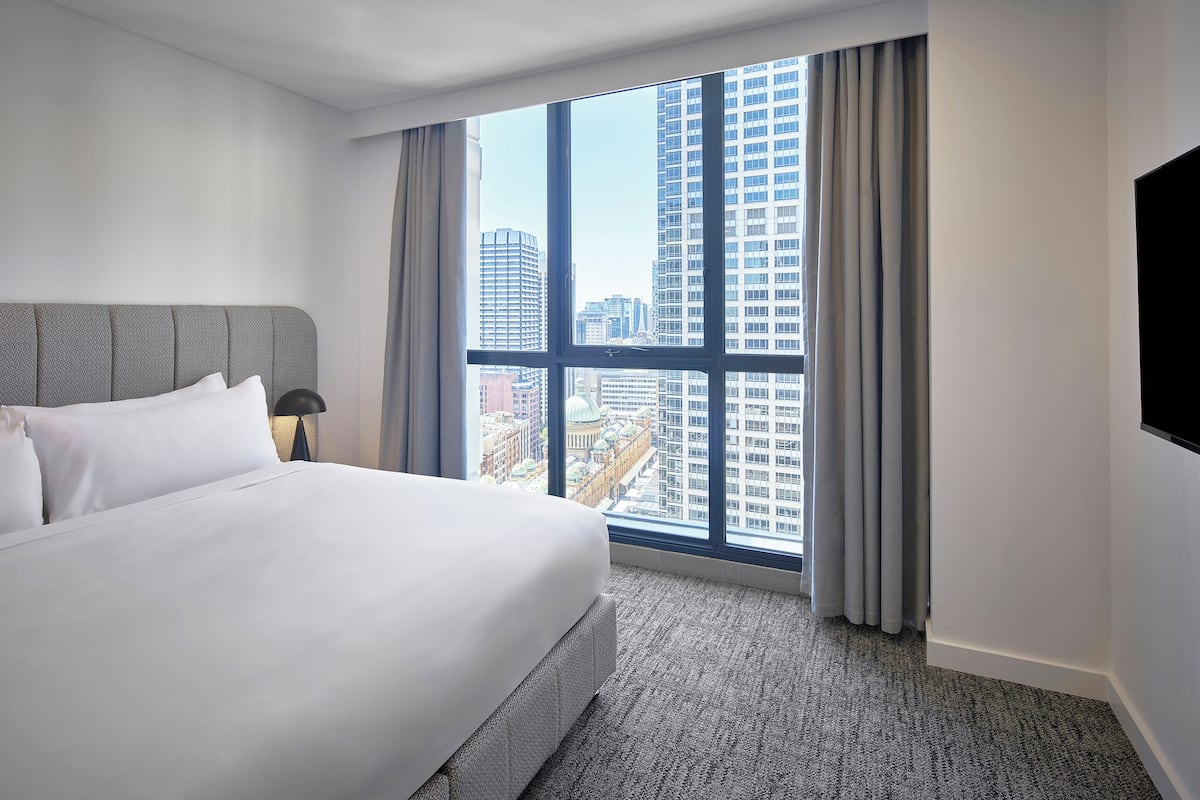 Premium bedding, in-room safe, desk, iron/ironing board