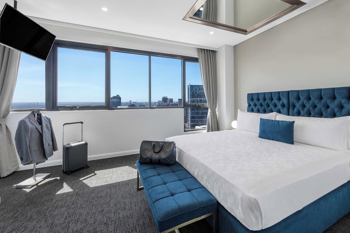 Premium bedding, in-room safe, blackout drapes, soundproofing