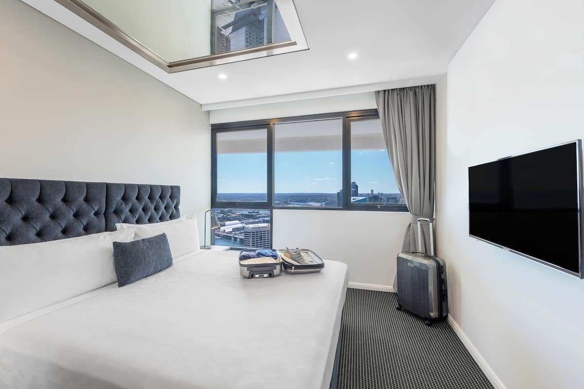 Premium bedding, in-room safe, blackout drapes, soundproofing