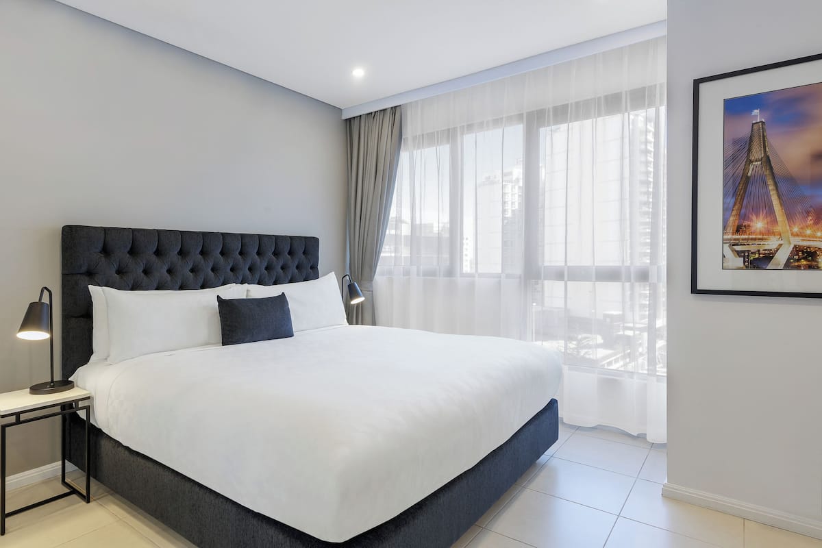 Premium bedding, in-room safe, blackout drapes, soundproofing
