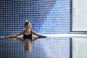 Indoor pool, open 6:00 AM to 10:00 PM, sun loungers - Meriton Suites Kent Street, Sydney (Sydney)