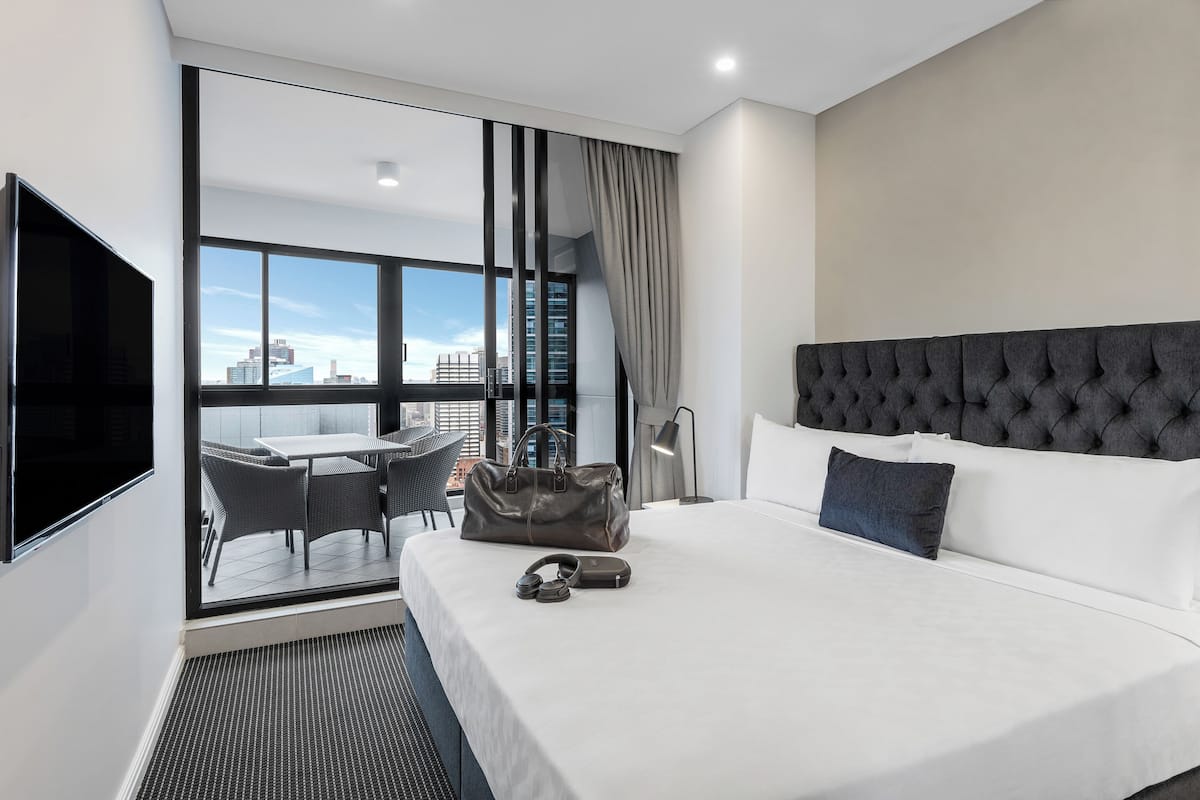 Premium bedding, in-room safe, blackout drapes, soundproofing