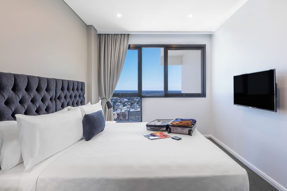 Suíte, 2 quartos (Altitude) | Roupas de cama premium, cofres nos quartos, cortinas blackout