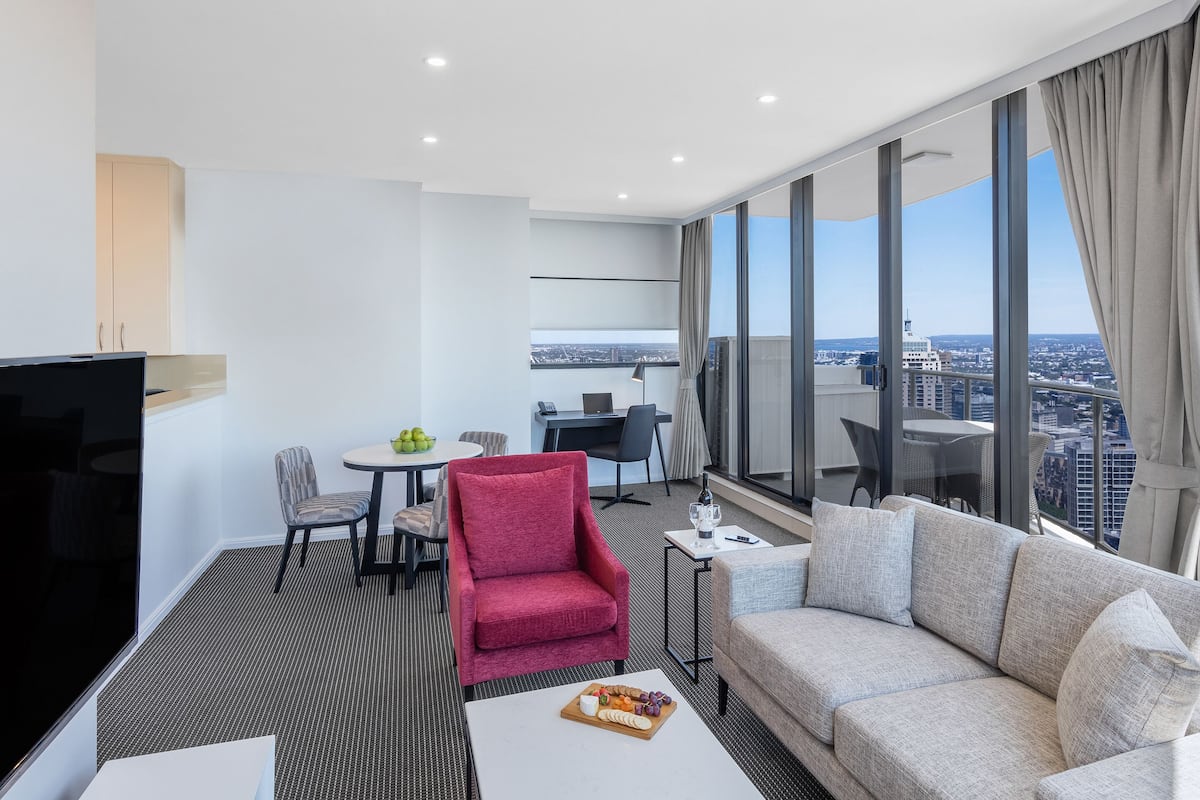 Suite, 1 slaapkamer (Altitude) | Woonruimte | Een 50-inch flatscreentelevisie met digitale zenders en een televisie