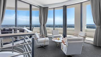 Penthouse, 3 Schlafzimmer | Wohnbereich | 50-Zoll-Flachbildfernseher mit Digitalempfang, Fernseher