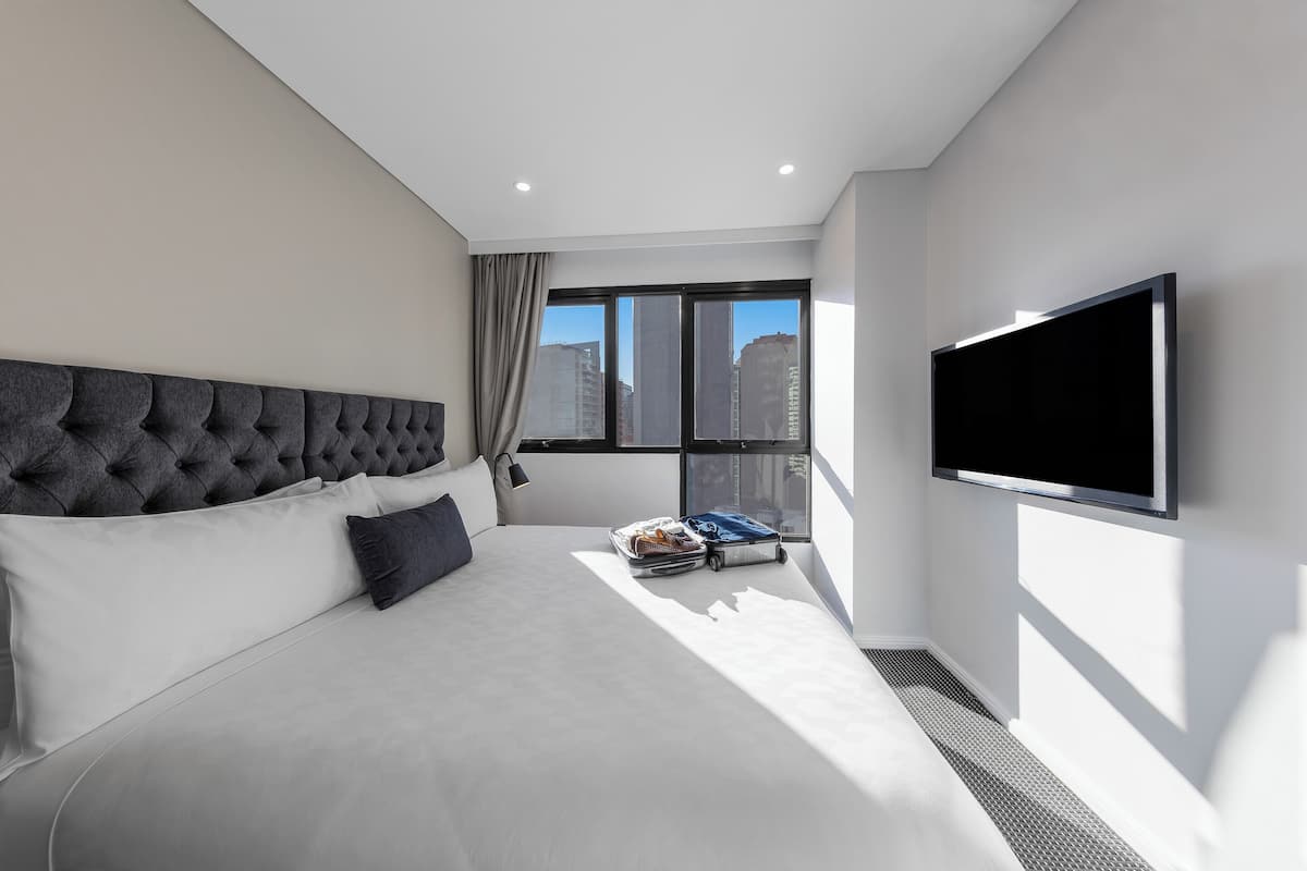 Roupas de cama premium, cofres nos quartos, cortinas blackout