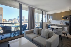 Suite, 1 habitación, balcón | Zona de estar | Televisión de pantalla plana de 50 pulgadas con canales digitales
