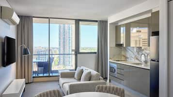 Svit - 1 sovrum - balkong (Sky) | Vardagsrum | 50-tums platt-tv med digitalkanaler och streamingtjänster