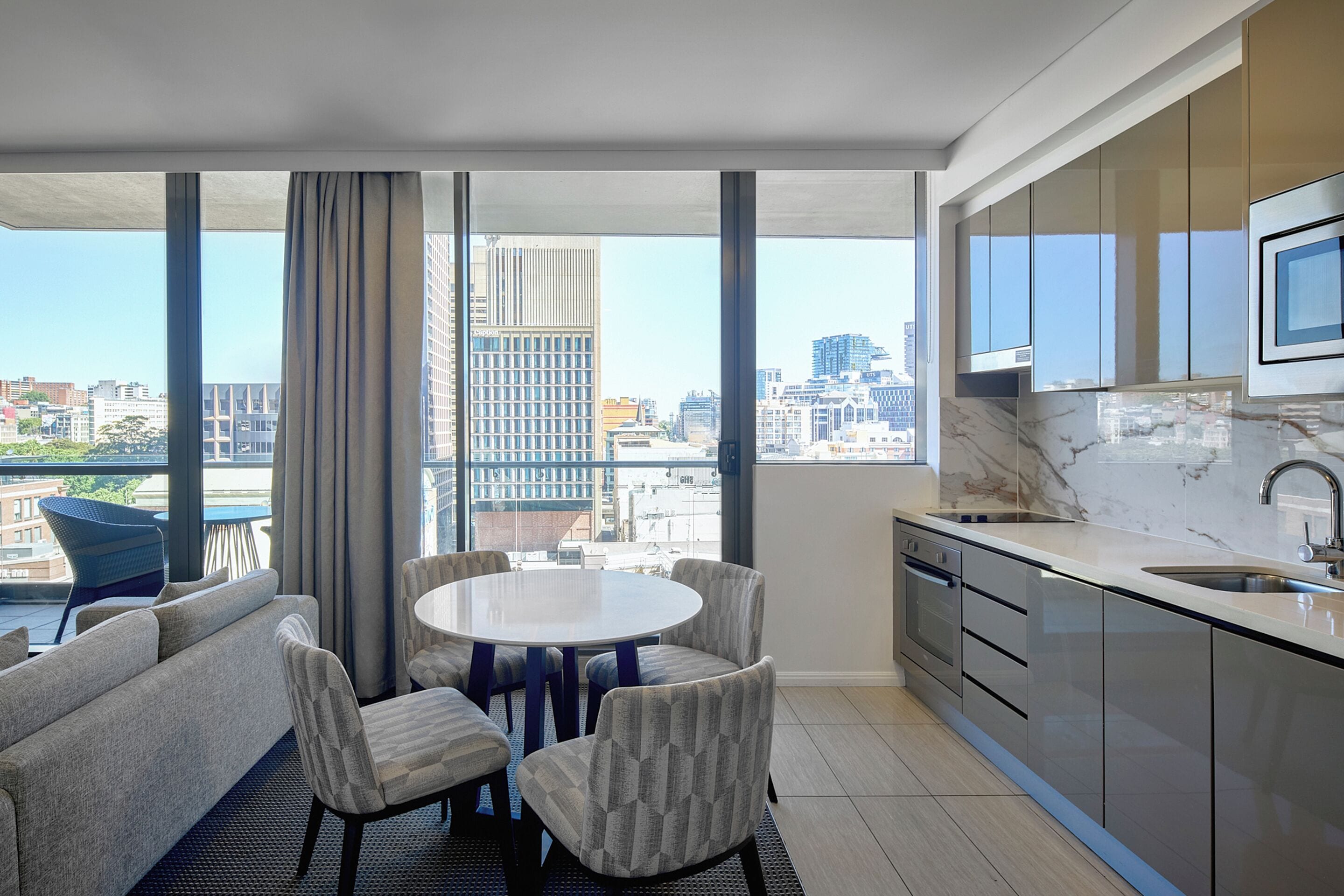 Suite, 1 habitación, balcón | Área de sala de estar | Televisión de pantalla plana de 50 pulgadas con canales digitales 