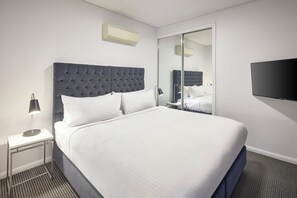 套房, 1 間臥室, 陽台 | 高級寢具、客房內保險箱、遮光布/窗簾、熨斗/熨衣板