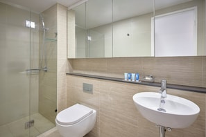 Suite, 1 habitación, balcón | Baño | Regadera, amenidades de baño de diseñador, secadora de cabello, toallas 