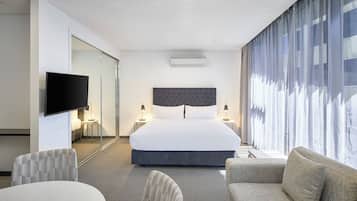 Studio Standard | Sängtillbehör av högsta kvalitet och värdeförvaringsskåp på rummet