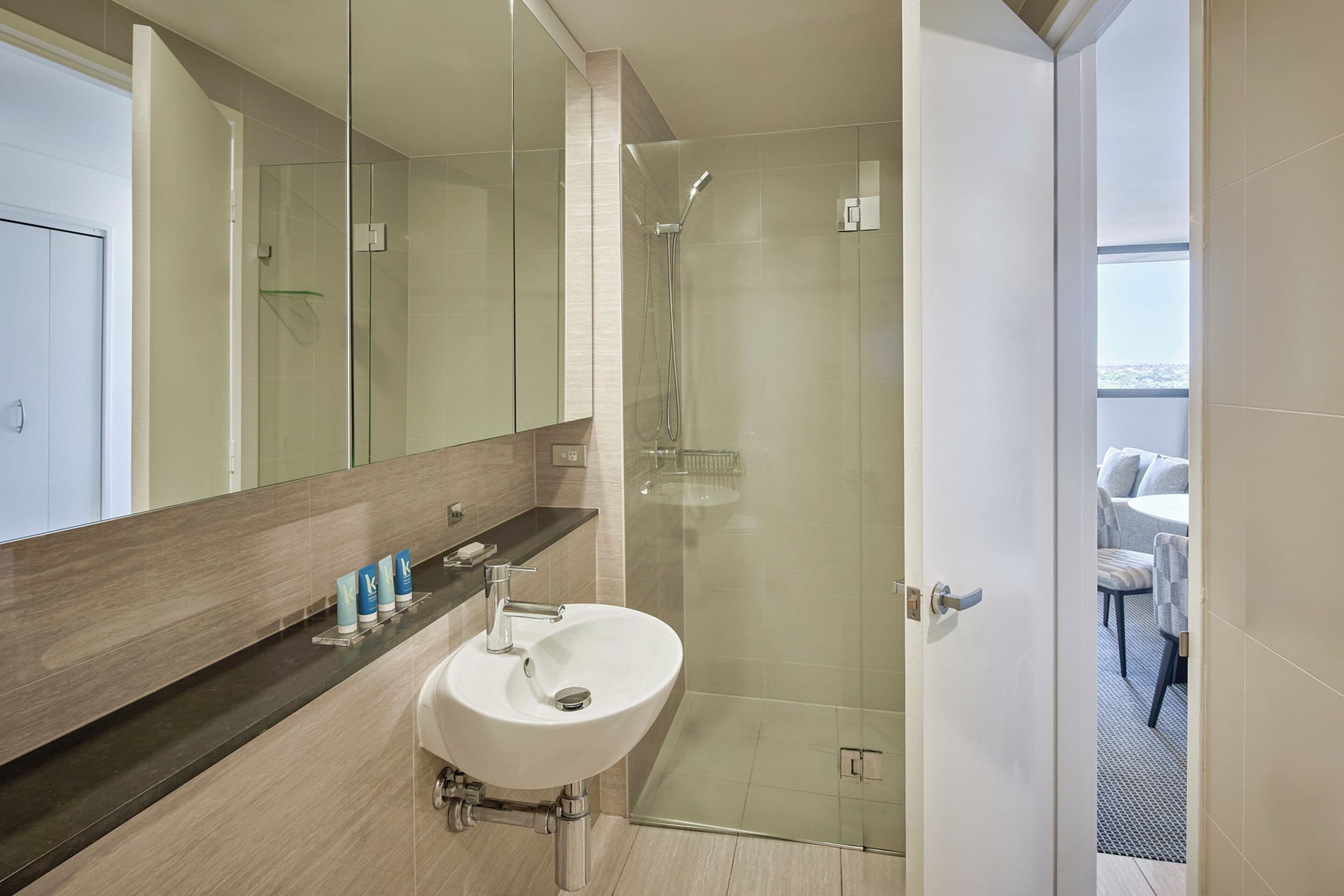 1 Bedroom Balcony Sky Suite | Bathroom | Shower, free toiletries, hair dryer, towels