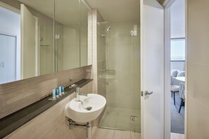 Suite - 1 soveværelse - balkon (Sky) | Badeværelse | Bruser, designertoiletartikler, hårtørrer, håndklæder