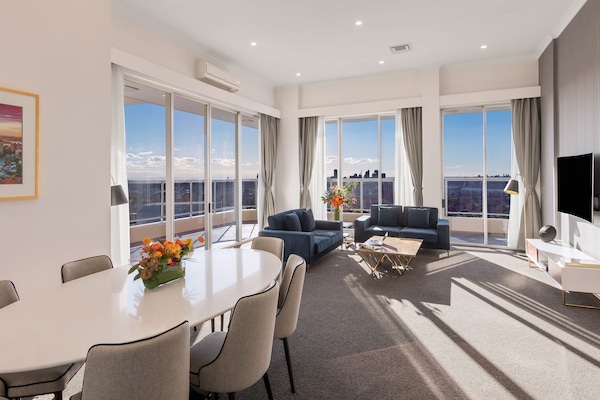 Penthouse, 3 slaapkamers (Cityside) | Woonruimte | Een flatscreentelevisie en streamingdiensten