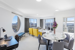 Flat-screen TV, streaming services - Meriton Suites Bondi Junction (Bondi Junction)