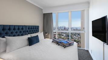 Ylelliset vuodevaatteet, tallelokero huoneessa, työpöytä