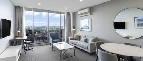 Suíte, 2 quartos (Park) | Área de estar | TV de tela plana