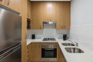 Suite, 1 chambre (Modern) | Cuisine privée | Réfrigérateur grande capacité avec congélateur, four à micro-ondes