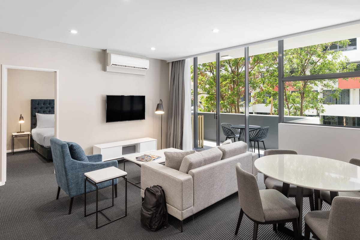 Suite, 1 Schlafzimmer (Modern) | Wohnbereich | Flachbildfernseher