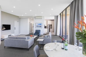 3 Bedroom Park Suite | Living area - Meriton Suites Waterloo (Waterloo)