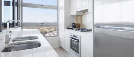 Suite, 2 habitaciones | Cocina privada | Refrigerador con congelador, microondas, horno y parrilla de estufa