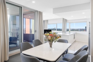 Suite, 2 habitaciones | Cocina privada | Frigorífico grande, microondas, horno y placa de cocina