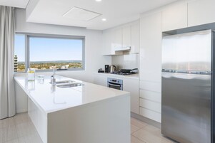 Refrigerador con freezer, microondas, horno, placa de cocina