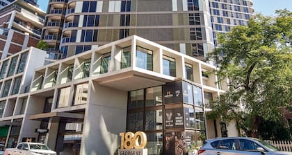 Meriton Suites George Street, Parramatta