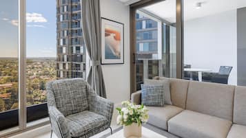 Suite estándar, 1 habitación | Zona de estar | Smart TV de 55 pulgadas con canales digitales, una televisión