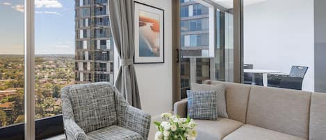 Suite estándar, 1 habitación | Área de sala de estar | Smart TV de 55 pulgadas con canales digitales y televisión