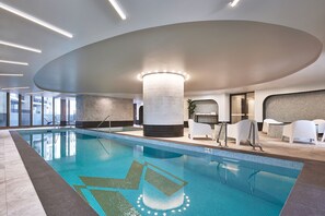 Indoor pool, outdoor pool - Meriton Suites George Street, Parramatta (Parramatta)