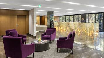 Coin salon dans le hall