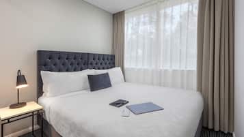 Studio Suite | Seprai premium, brankas, meja kerja, dan ruang kerja ramah laptop