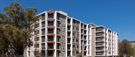 Un immeuble à plusieurs étages, doté de balcons et d’une enseigne sur laquelle on peut lire « MERRITON ».