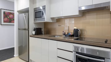 Studio Suite | Private kitchen | Full-sized fridge, microwave, stovetop, dishwasher