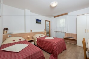 Doppel- oder Zweibettzimmer