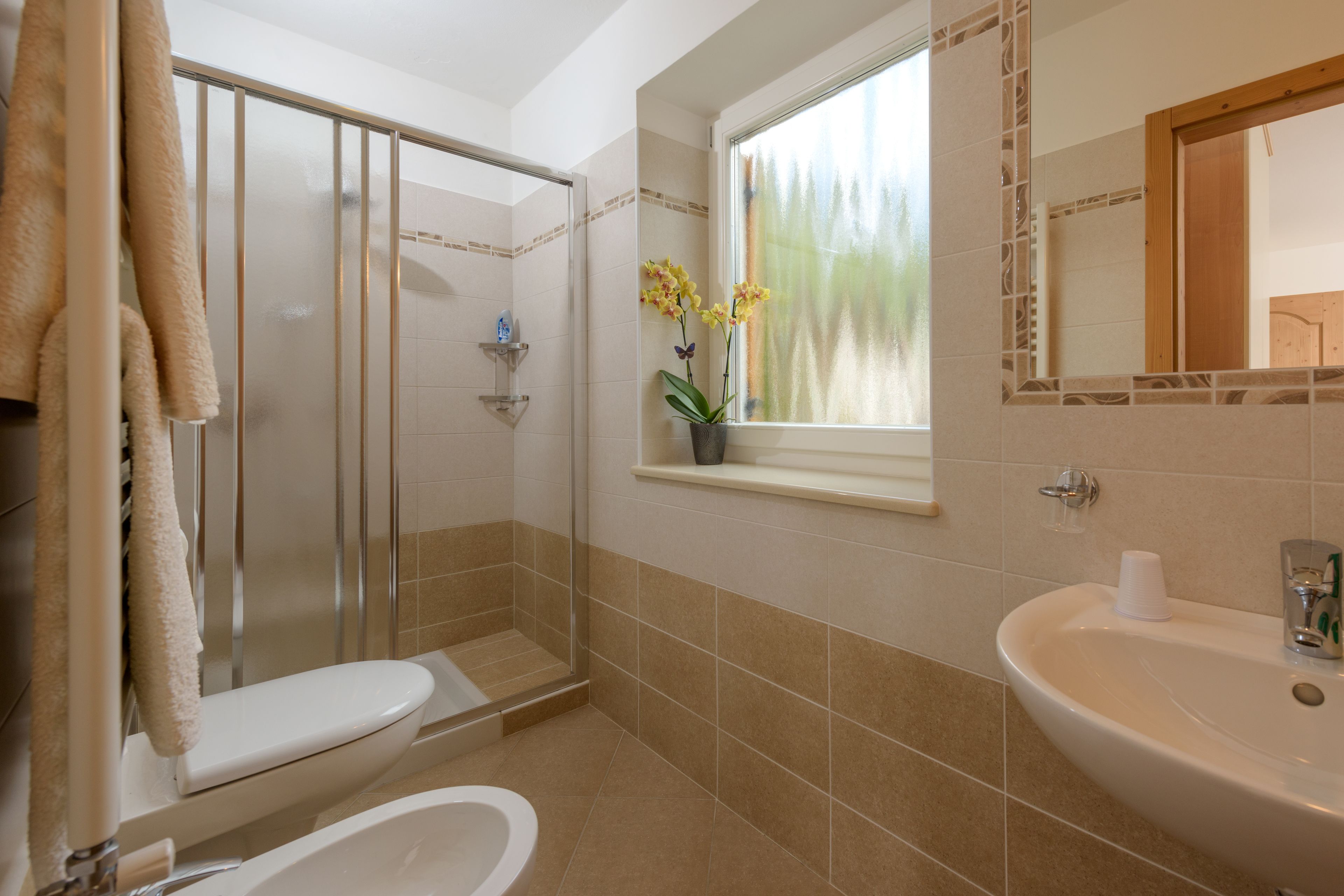 Chambre double ou avec lits jumeaux | Salle de bain | Douche, articles de toilette (gratuits), séchoir à cheveux
